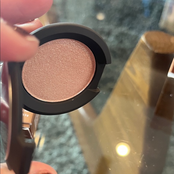 BECCA Bronze Glow Highlighter Compact - Picture 3 of 8